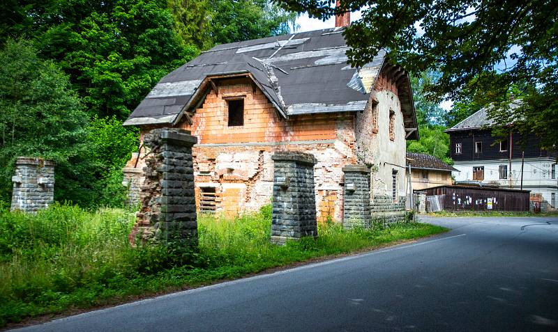 Jánské Koupele (německy Bad Johannisbrunn), dříve také Melčské lázně, jsou bývalé lázně ležící severozápadně od Vítkova v okrese Opava, v rozsáhlých lesích při řece Moravici. Celý areál byl roku 2005 zapsán do seznamu kulturních památek České republiky. P