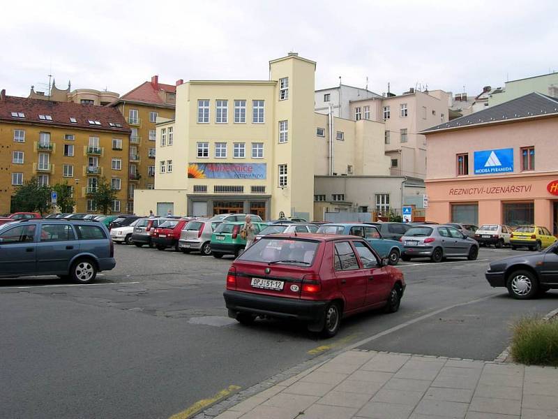 Centrum Opavy. Ani dvacetikorunová hodinová taxa neodradí lidi od toho, aby zde parkovali.