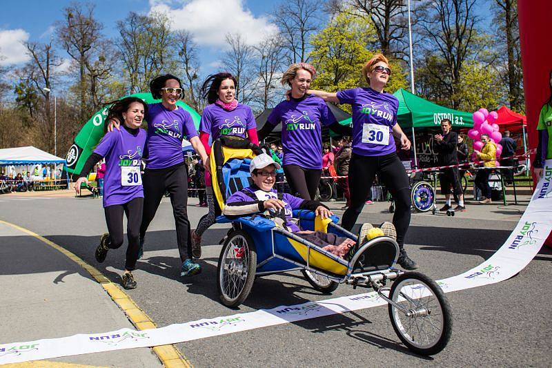 V neděli proběhl asistovaný běžecký závod Joy Run. Zdraví závodili společně s handicapovanými dětmi. Cílem celé akce byla snaha začlenit je mezi vrstevníky a dopřát jim nevšední zážitek. Na Joy Runu běželo přes tři sta závodníků.