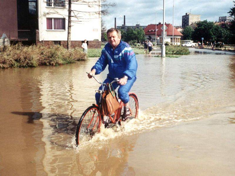 Povodně ustupují. Fotograf zachytil Opavana v Zeyerově ulici v Kateřinkách, když kolem něj projížděl na kole.
