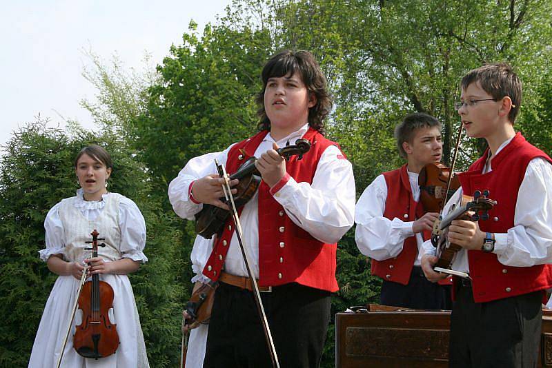 Desítkám přítomných zahrály opavské cimbálové muziky a zatančili členové jednotlivých souborů od těch nejmladší po zkušené dámy a pány v letech. Nakonec byla vztyčena i májka, kterou předtím dívky ozdobily barevnými stuhami.