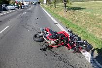 V sobotu okolo půl jedenácté dopoledne došlo k závážné dopravní nehodě, při níž se střetl motocykl s autem.