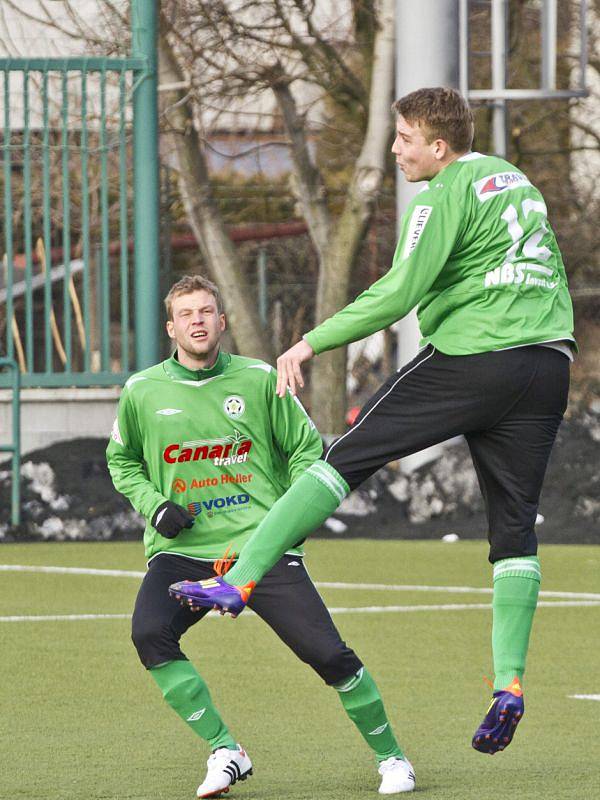 Michal Hrabina (ve výskoku). Opavský odchovanec nyn í obléká dres Hlučína.