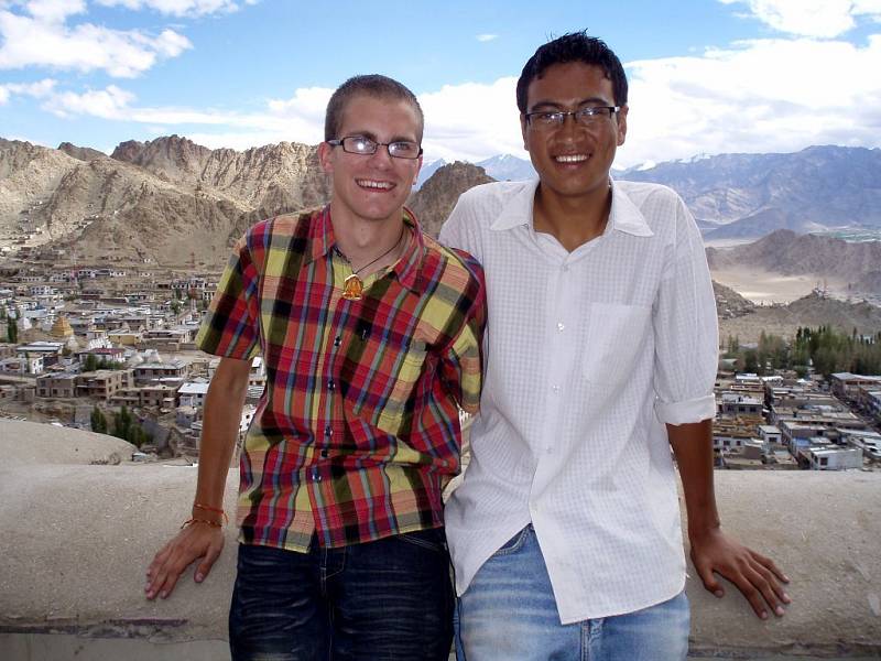 Adam Kubesa. Snímek ze střechy královského paláce v Lehu s kamarádem Namgyalem.
