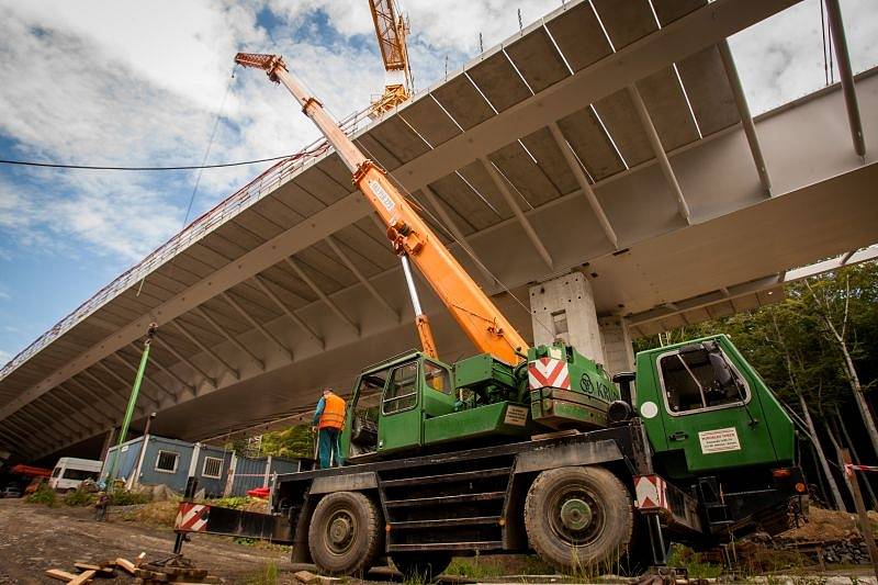 Členitý terén mezi Hrabyní a Velkou Polomí přes údolí potoka Kremlice už překlenuje mostní konstrukce silnice I/11.