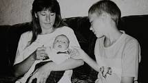 Darja Moslerová s malým synem Dominikem, který se narodil během povodní v roce 1997.