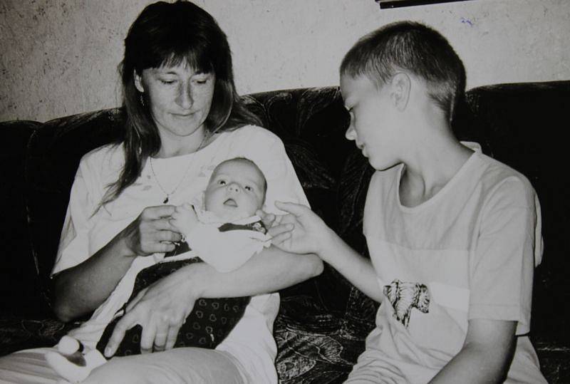 Darja Moslerová s malým synem Dominikem, který se narodil během povodní v roce 1997.