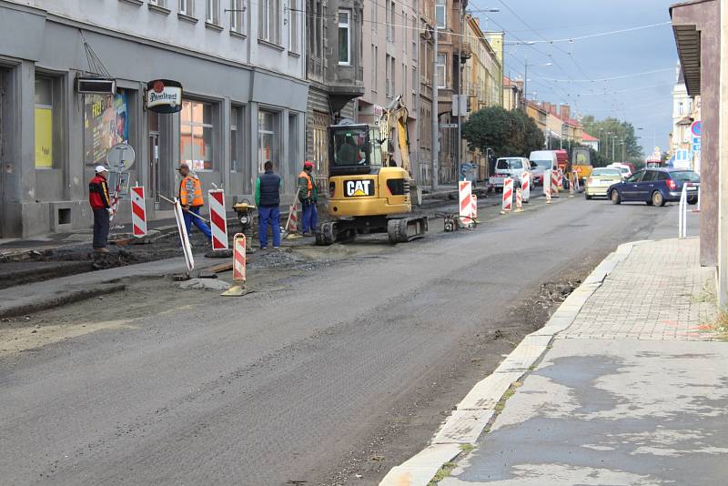 V krnovské ulici se aktuálně frézuje povrch silnice a provoz řídí semafory. Úplná jednodenní uzavírka v obou směrech proběhne nejspíše 3. listopadu.