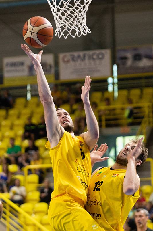 Třetí zápas semifinále Kooperativa NBL mezi BK Opava a BK Pardubice 6. května 2018 v Opavě. Radim Klečka, Miroslav Kvapil - o.