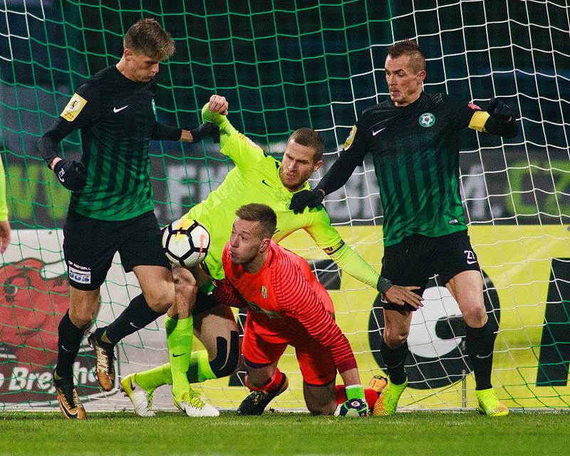 Příbram - Zápas 14. kola Fortuna národní ligy FK Příbram - SFC Opava 4. listopadu 2017 v Příbrami. Jan Schaffartzik, Vilém Fendrich - o, Peter Grajciar - p