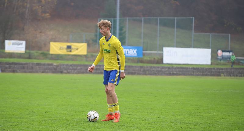 Fotbalisté Zlína B (žluté dresy) v posledním domácím zápase podzimní části třetí ligy podlehli Hlučínu 2:3.