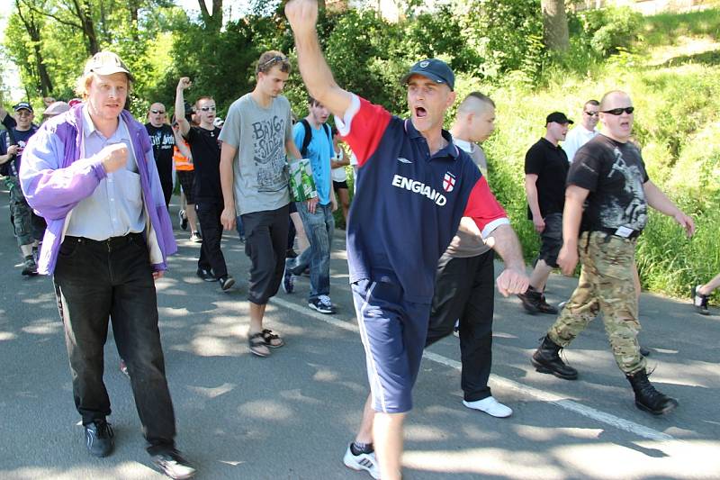 Desítky radikálů a rozhorlených obyvatel města na straně jedné, desítky agresí nabitých Romů na straně druhé. Výbušná směsice, která v sobotu hrozila v Budišově nad Budišovkou explozí násilí.