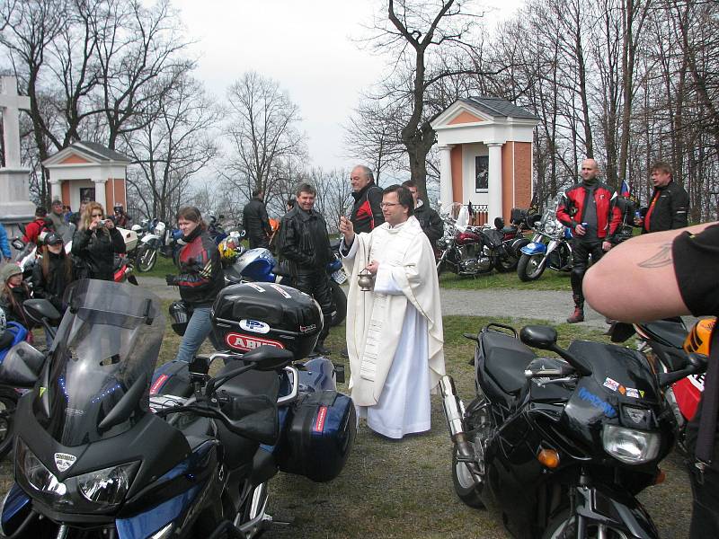 Krnovští motorkáři tradičně zahajují sezonu setkáním před poutním chrámem na Cvilíně. Vzpomínají na zesnulé kamarády a přijmou boží požehnání.