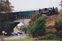 Parní lokomotiva při oslavách 90 let trati do Hlučína přejíždí viadukt mezi Kozmicemi a Hlučínem.