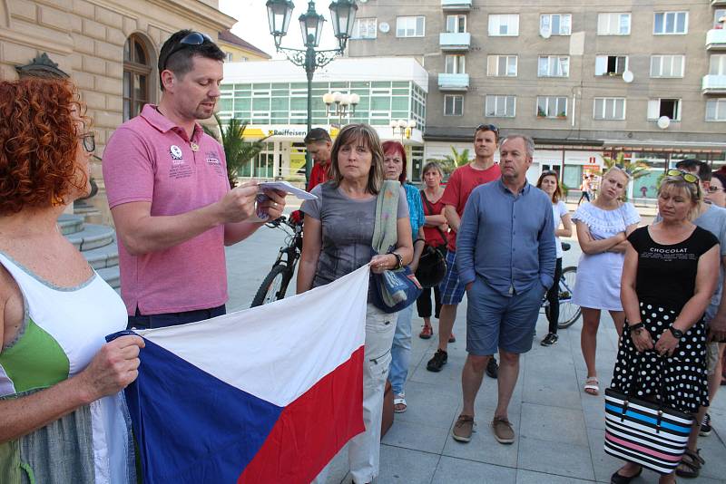 Proti Andreji Babišovi v Opavě protestovalo zhruba padesát lidí.