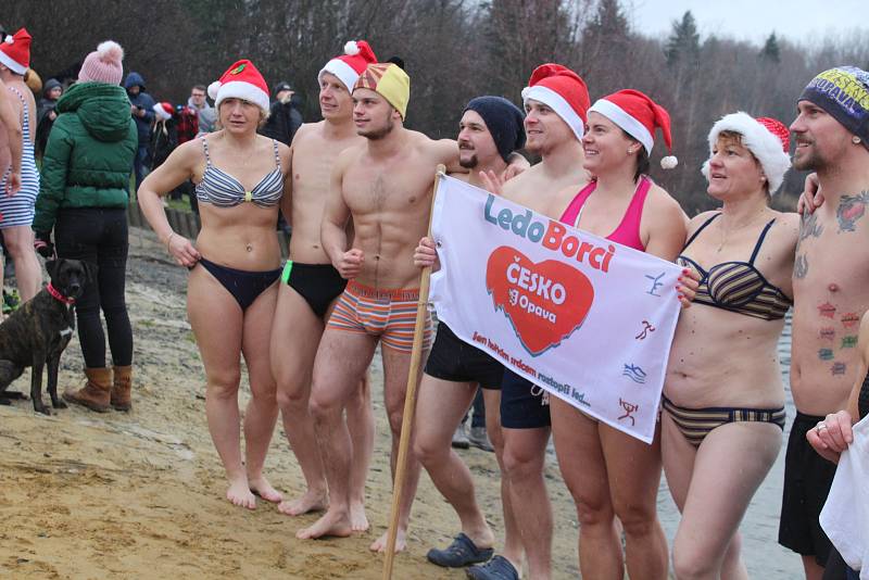 Na Štědrý den před polednem se na Stříbrném jezeře v Opavě uskutečnil už devátý ročník otužilecké akce s názvem Opavský rampouch.
