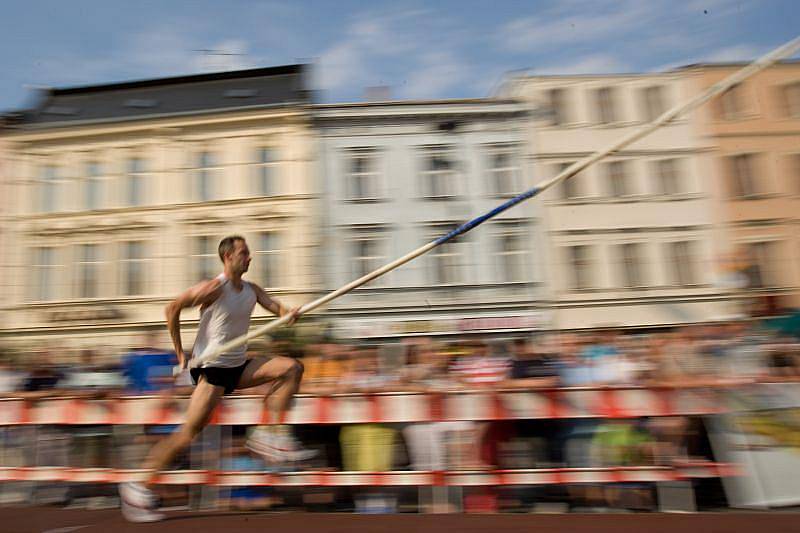 Dolní náměstí bylo svědkem ojedinělého a v Opavě vůbec premiérového závodu tyčkařů pod otevřeným nebem. Bylo vidět, že atletická show diváky opravdu baví a celá akce se nesla v pohodové atmosféře.