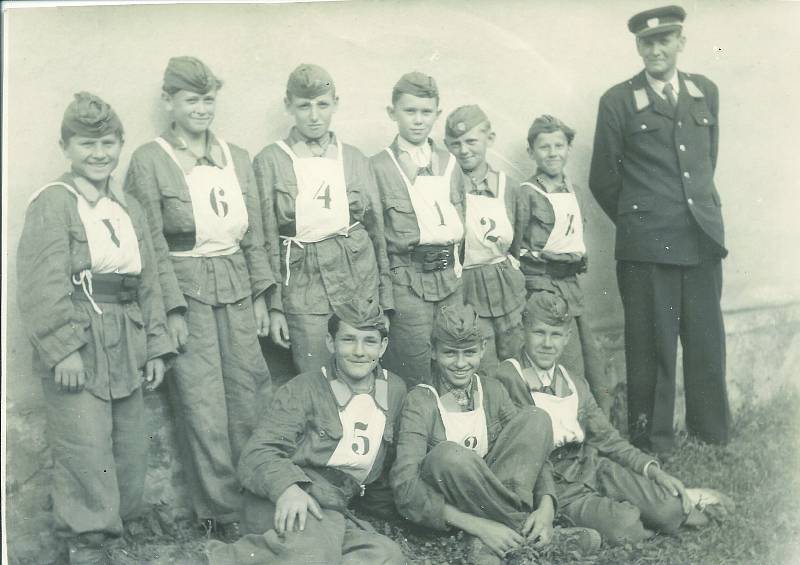 MLADÍ hasiči v roce 1956.