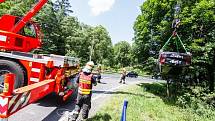 Dopravní nehoda mezi dodávkou a osobním automobilem, který skončil převrácený na střeše v potoce, na silnici I/57 spojující Opavu s Fulnekem.