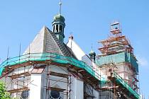 Opravy střechy hlučínského kostela svatého Jana Křtitele by měly být hotovy do konce listopadu.