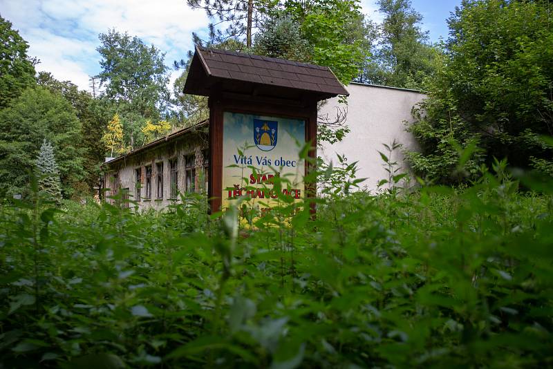 Jánské Koupele (německy Bad Johannisbrunn), dříve také Melčské lázně, jsou bývalé lázně ležící severozápadně od Vítkova v okrese Opava, v rozsáhlých lesích při řece Moravici. Celý areál byl roku 2005 zapsán do seznamu kulturních památek České republiky. P