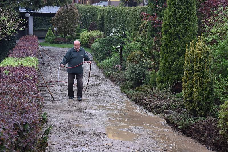 Šilheřovice trpí po bleskové podvodni, která v noci zasáhla obec. Následky povodně a jejich odklízení, čtvrtek 13. května 2021.