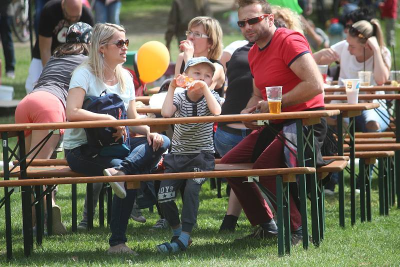 Otevírání turistické sezony Opavského Slezska v Městských sadech si nenechala ujít spousta lidí.