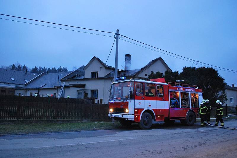 Zásah hasičů u požáru střechy rodinného domu v obci Jakartovice na Opavsku.