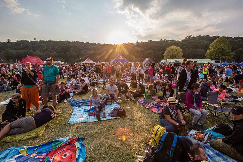 Téměř dvě desítky kapel a zpěváků se představily v Hradci nad Moravicí na letošním festivalu Moravské hrady. Přišly se na ně podívat tisícovky lidí.