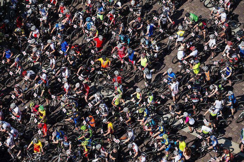 Stovky bikerů vyrazily v sobotu dopoledne z Horního náměstí na trať už 16. ročníku SILESIA bike marathonu. Čekala je cesta třeba kolem zámků v Raduni a Hradci nad Moravicí nebo podél řeky Moravice.