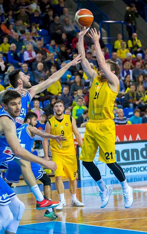 BK Opava – USK Praha 67:56 (19:14, 30:28, 55:37). 