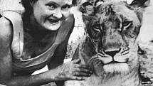 Joy Adamsonová v Keni na snímku s hrdinkou své knihy Elsou.