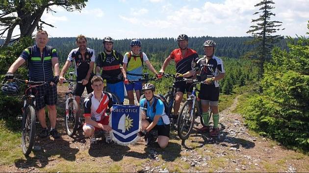 Zleva nahore: Jan Kunz, Mario Beránek, Jan Schreiber, Jana Nežadalová, Jiří Kunc, Jiří Hymlár Zleva dole: Adam Beránek, Klára HymlárováŘidič Lukáš Lamla