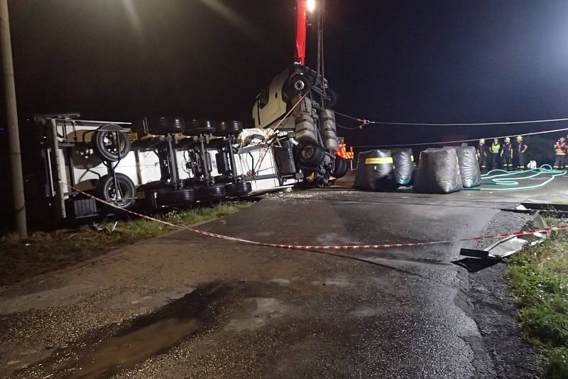 Likvidace následků havárie vlaku s kamionem u Otic.