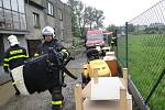 Dvě jednotky hasičů zasahovaly od úterního rána v okrajové části Hlučína v ulici U cihelny, kde voda a bahno zatopily přízemní části dvou obytných domů a jejich okolí.