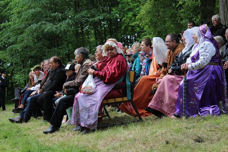 Tradiční Pouť na Hůrku, která je nejvyšším místem Holasovic a jejich místních částí, proběhla během uplynulé neděle a opět se setkala s velkým zájmem veřejnosti.