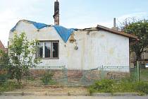 Takto vypadá dům v Moravici, který nedávno poničil požár.