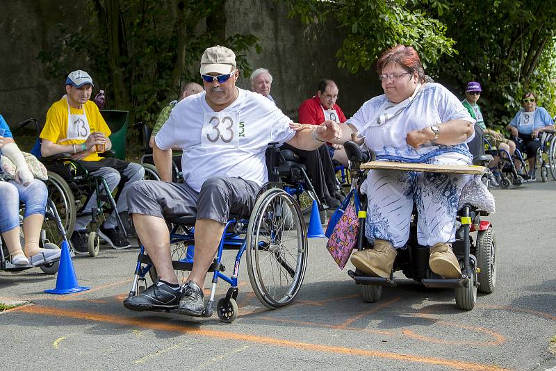 Centrum sociálních služeb (CSS) v Hrabyni uspořádalo třetí ročník štafetového maratonu na kolečkách.