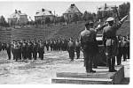 Fotografie ze slavnosti na stadionu v Opavě 1. května 1939.