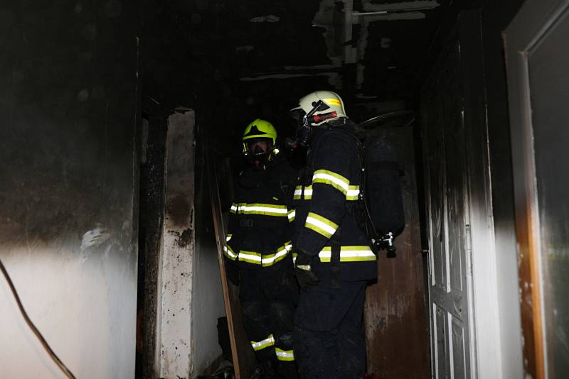 Pět jednotek hasičů zasahovalo u požáru rodinného domu ve Vítkově. Jedna žena v bezvědomí.