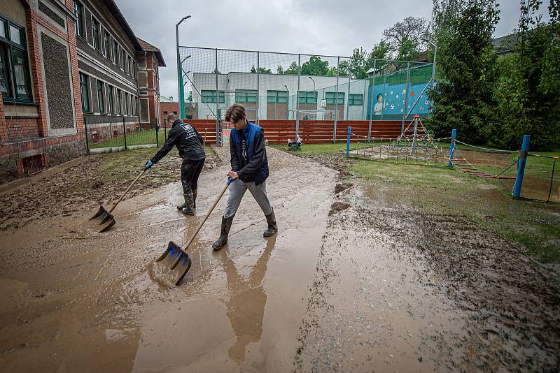 Obyvatelé Šilheřovic odklízeli následky lokálních povodní, 14. května 2021.