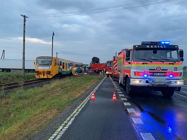 Následky srážky osobního vlaku s kamionem u obce Otice-Rybníčky.