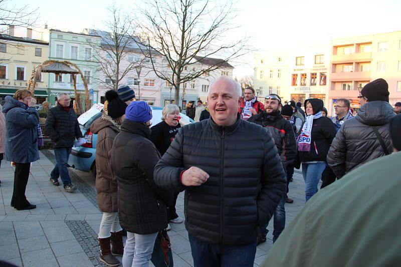 Středeční demonstrace na Mírovém náměstí v Hlučíně. Sešlo se tu okolo sedmdesáti občanů z Hlučína a okolí, kteří tak chtěli vyjádřit nespokojenost se souhlasem zastupitelů města se vznikem kasina v restauraci Stará celnice v Hlučíně.