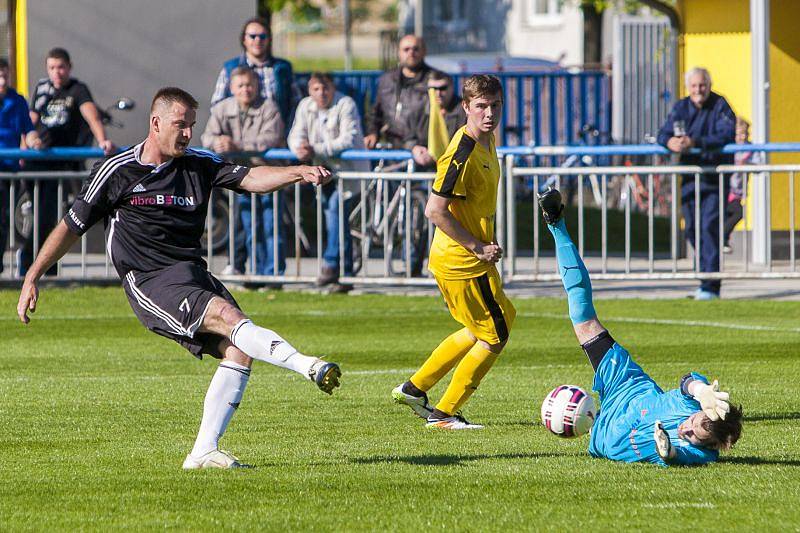 Kravaře – Háj ve Slezsku 1:3 (Tomáš Trupl v 15.minutě překonává domácího Kryštofa Kazbundu a zvyšuje na 0:2)