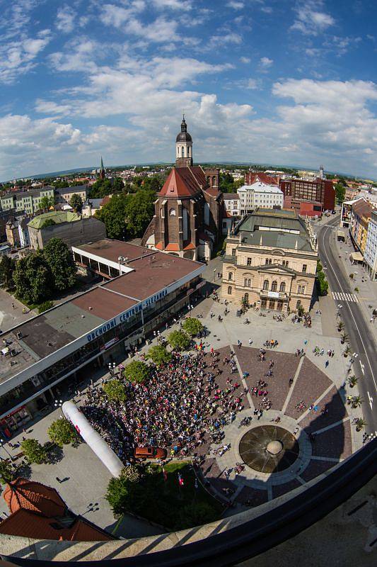 Stovky bikerů vyrazily v sobotu dopoledne z Horního náměstí na trať už 16. ročníku SILESIA bike marathonu. Čekala je cesta třeba kolem zámků v Raduni a Hradci nad Moravicí nebo podél řeky Moravice.