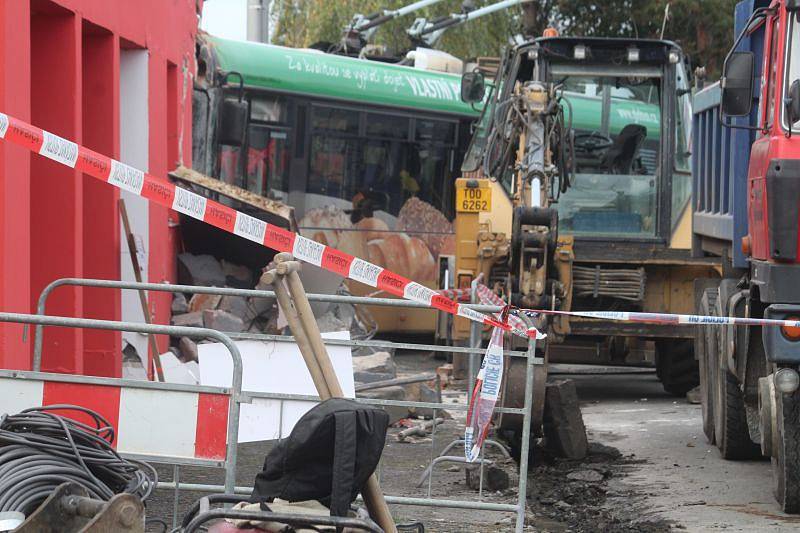 Krátce před osmou hodinou na točně trolejbusu na Hlučínské ulici v Opavě došlo ke zranění stavebního dělníka.