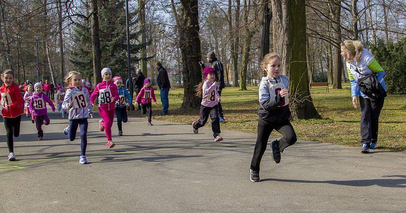 Městské sady patřily běžcům. Celkem 167 závodníků všech věkových kategorií se představilo na startu běžeckého závodu Vyběhneme za sluníčkem s opavským Nissanem.