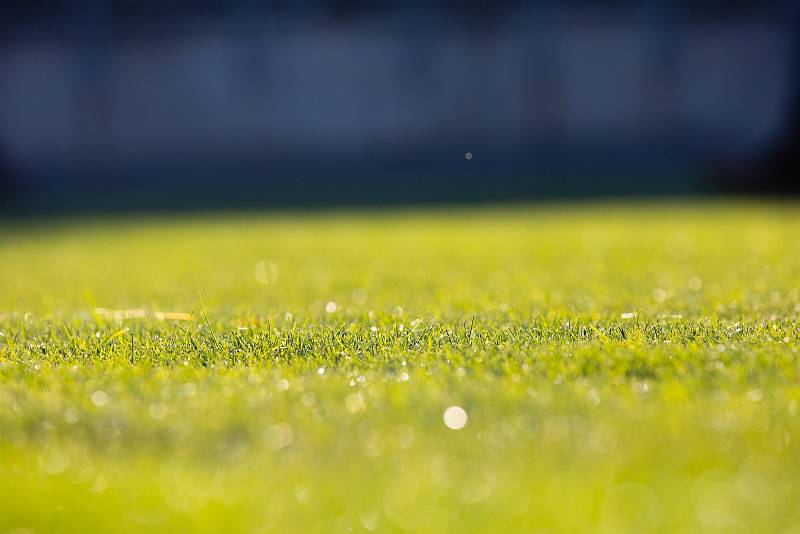 Opava - V pátek 5. října pokračovala pokládáním trávníku a stavbou kotelny rekonstrukce městského stadionu v Opavě, kde hraje své domácí zápasy prvoligový SFC Opava.