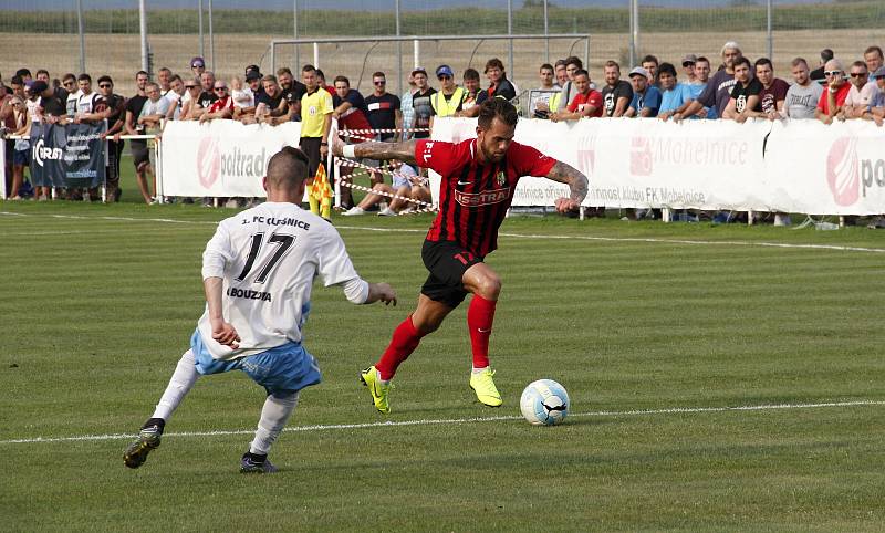 Fotbalisté Olešnice (v bílém) prohráli v Mohelnici pohárový zápas s Opavou 0:6.