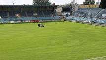 Aktuální vzhled trávníku na stadionu v Městských Sadech.